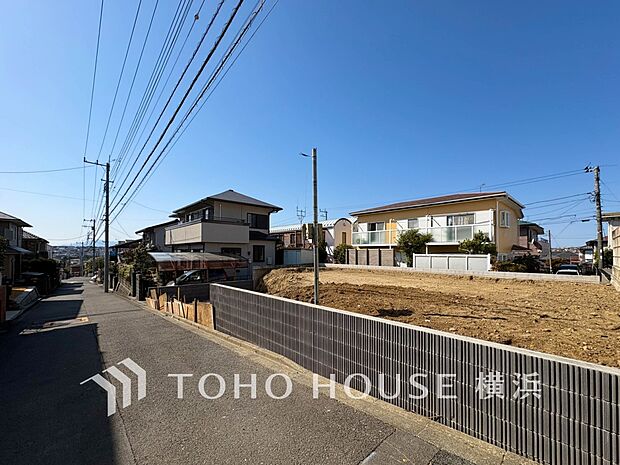 生活利便に優れた住環境に立地し、ゆとりある生活が送れます。(2026年3月撮影)