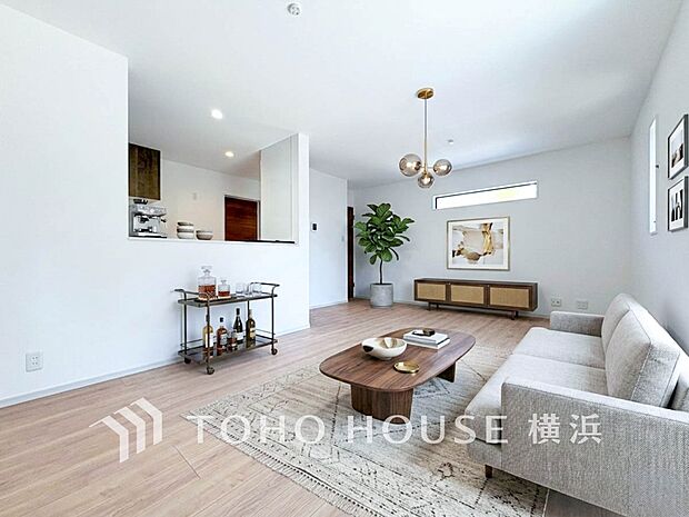 溢れる光をたっぷり取り込んだリビングダイニング。(家具はAI加工です)