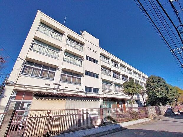 横浜市立泉が丘中学校　550m　徒歩7分。部活などで帰りが遅くなっても安心の距離感です。 