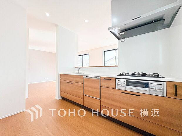 機能性とデザイン性を兼ね備えたシステムキッチン。リビングとの一体感も考慮され、美しい空間が実現。