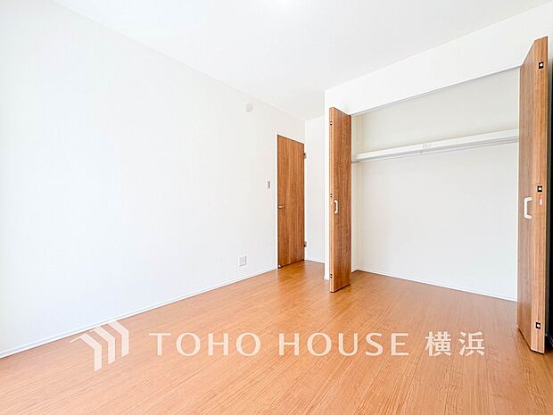 一日の疲れをいやしてくれる寝室。時を忘れて過ごす場所として過ごせるお部屋。