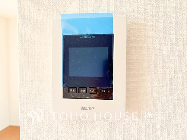 誰が来てもわかる様にモニター付きインターホンを設置。快適と安らぎを合わせた優しい設計。