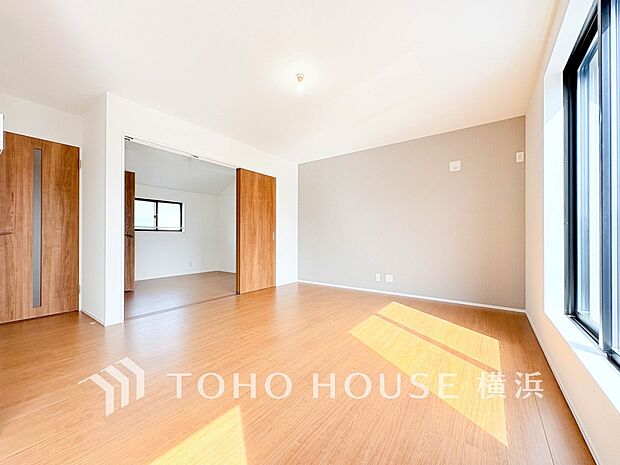 光と風があふれる開放的なリビングダイニングには自然と家族みんなが集まってきます。