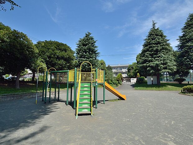 日向山下原公園 950m 子どもが走り回れる広さの公園です。公園の設備には水飲み・手洗い場があります。