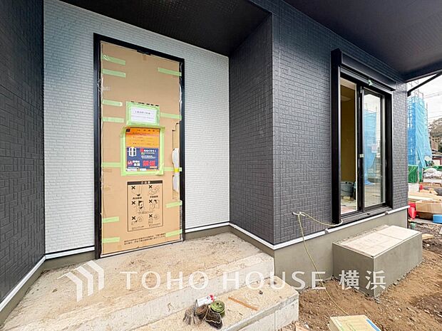 お住まいの顔となる玄関。住まう方のプライドを満たすクオリティを備えています。(2026年3月撮影)