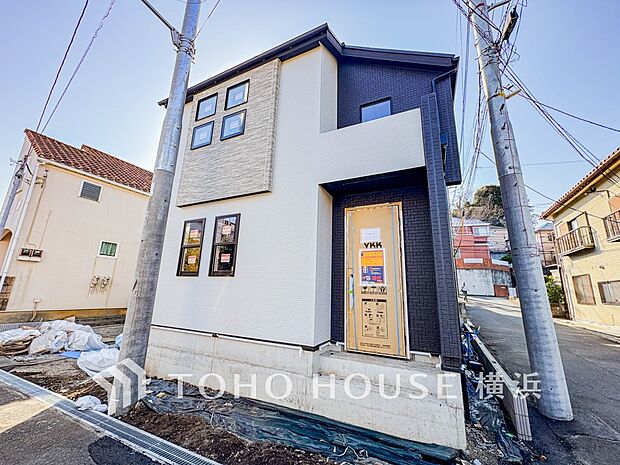 お住まいの顔となる玄関。住まう方のプライドを満たすクオリティを備えています。(2026年3月撮影)