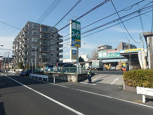 業務スーパー鶴ヶ峰店 500m お手ごろ価格で食料品が揃う家計の強い味方。9時~21時営業。