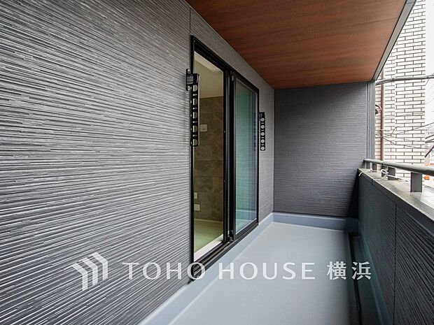 休日にまとめてお洗濯される方も安心のバルコニー。