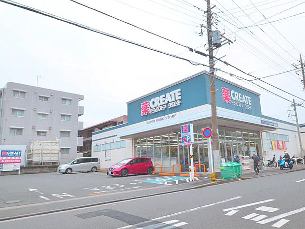 クリエイトエス・ディー港北日吉本町店　600m　お薬や日用品はもちろん、冷蔵食品・冷凍食品・精肉・お酒などをお手ごろ価格で取り揃える頼もしいお店。   