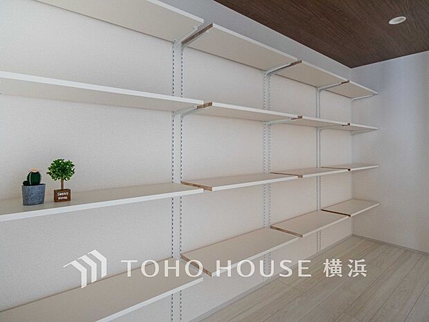 パントリーには缶詰や調味料などの食品類、かさばるペーパーやラップ類をまとめて収納できます。