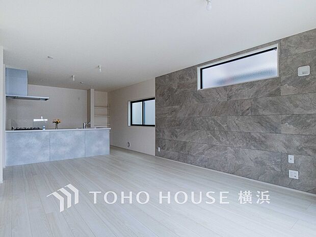 忙しい朝でも、しっかり家族が揃って食事をして頂けるゆとりある大きさのダイニングスペース。