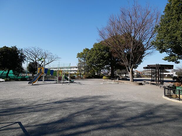 東永谷桜台公園 180m 高台にある広い公園。滑り台などの複合遊具のほか、健康遊具もあり、幅広い年代の方が楽しめる公園です。