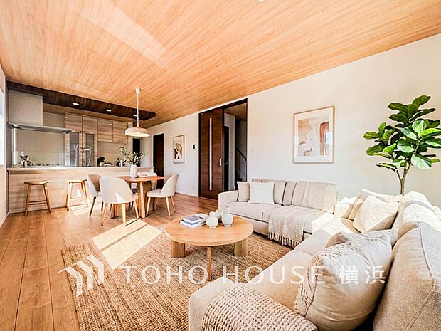 大きな窓から明るい陽射しが射し込む家族みんなの憩いの場。(家具・装飾品はAI加工です)