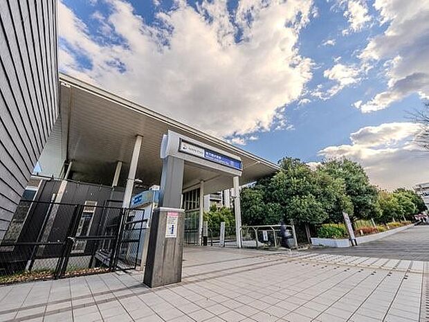 南万騎が原駅 (相鉄いずみ野線) 560m 周辺は落ち着いた住宅街。駅から相鉄ローゼンの方へと広がる空間がとっても素敵です。