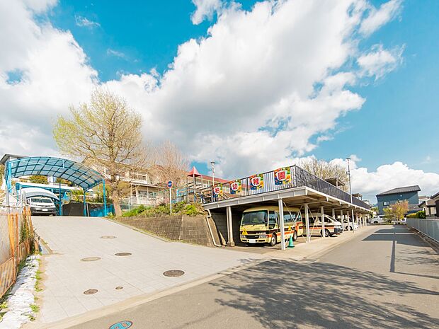 柏幼稚園 750m 広い園庭で、自由に伸び伸びとした保育を行う幼稚園。制服が無く、転園生に優しいスタイルも魅力の一つ。