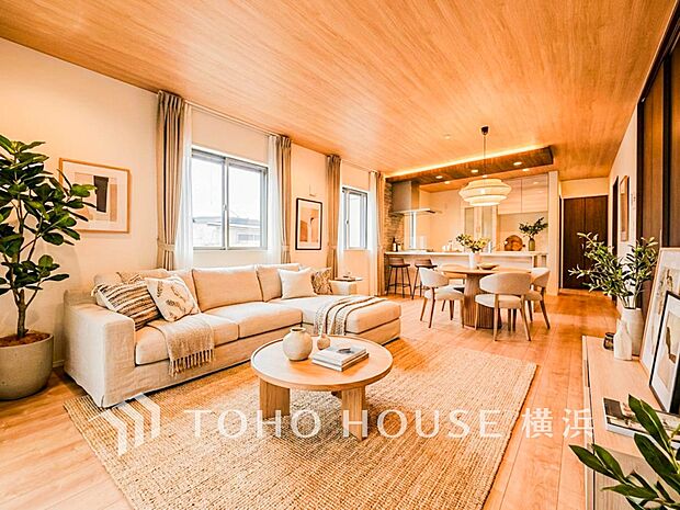 溢れる光をたっぷり取り込んだリビングダイニング。(家具・装飾品はAI加工です)