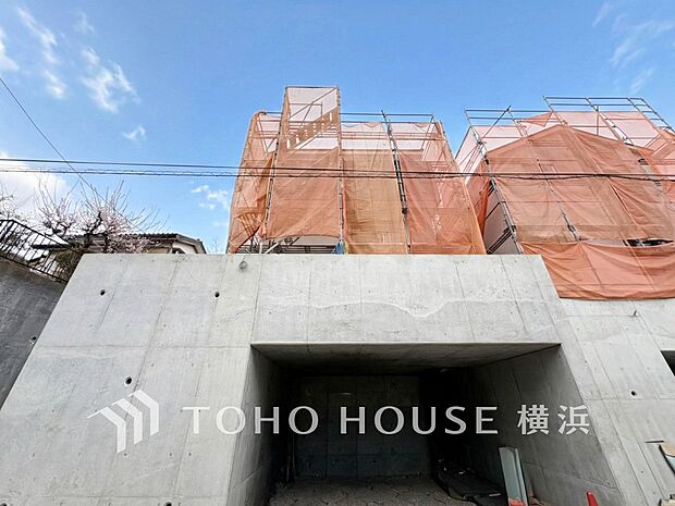 雨や紫外線から大切な愛車を守る地下車庫はセキュリティ面も安心です。(2026年3月撮影)