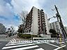 外観：生活利便に優れた住環境に立地し、ゆとりある生活が送れます。
