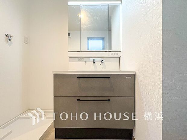 収納たっぷりの洗面台。毎朝身支度で活躍するスペースです。