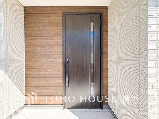 お住まいの顔となる玄関。住まう方のプライドを満たすクオリティを備えています。 