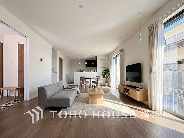 大きな窓から明るい陽射しが射し込む家族みんなの憩いの場。(家具・装飾品はAI加工です)