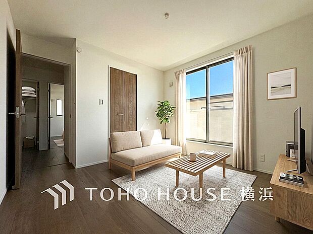 プライベートな自分時間を快適に過ごせるお部屋。（家具・装飾品等はAI加工です）