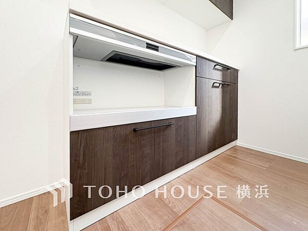 電子レンジや炊飯器などの家電が収納できます。