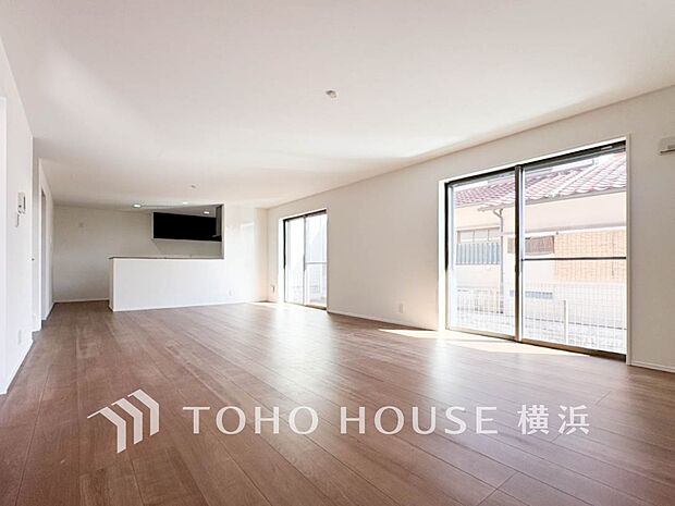 忙しい朝でも、しっかり家族が揃って食事をして頂けるゆとりある大きさのダイニングスペース。