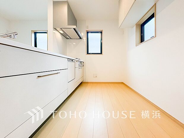 明るい自然光が入るキッチン。家族そろってキッチンに立っても調理がしやすく余裕の広さ。