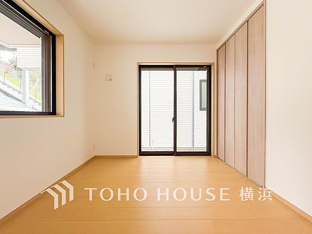 通風・採光にも優れ、心地よい光と風があふれています。プライベートな自分時間を快適に過ごせるお部屋。