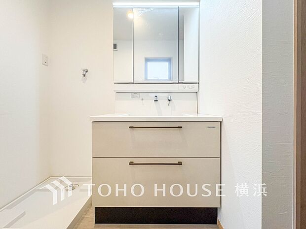 収納たっぷりの洗面台。毎朝身支度で活躍するスペースです。