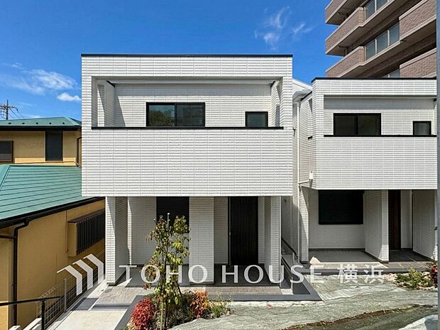 爽やかな青空の下に贅沢なほどに降り注ぐ陽光、豊かな居住性と、クオリティが見事に調和した住空間。