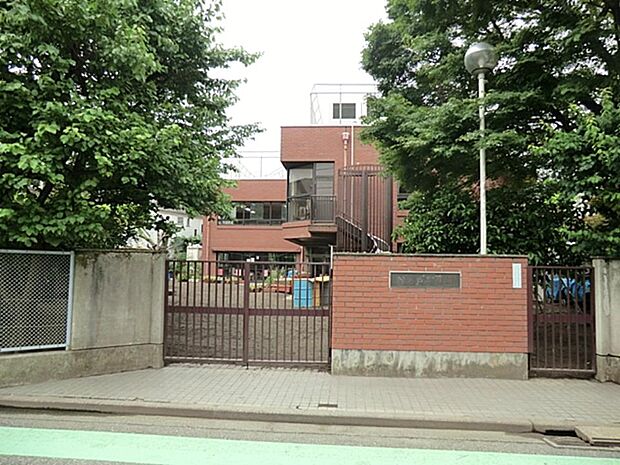 桜ケ丘幼稚園 550m キリスト教の教えの元、徒歩通園とお弁当など愛情を感じやすい形を大事にしています。