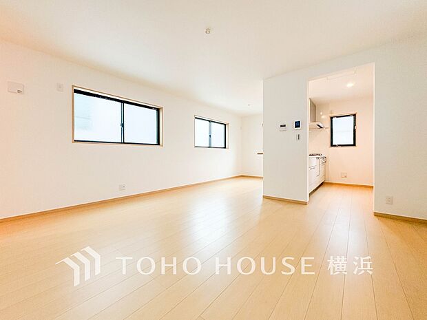 忙しい朝でも、しっかり家族が揃って食事をして頂けるゆとりある大きさのダイニングスペース。