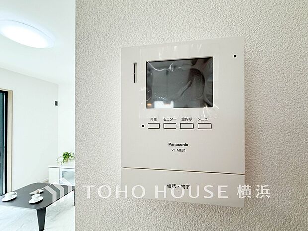 誰が来てもわかる様にモニター付きインターホンを設置。快適と安らぎを合わせた優しい設計。 