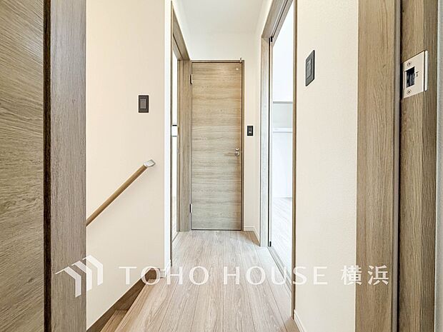 清潔感漂う廊下。各お部屋をつなぐ主要空間として美しく存在しています。