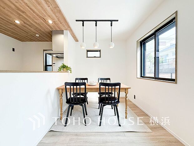 話に夢中になりすぎて、ついつい時を忘れてしまう。そんな束の間の幸せを感じさせてくれる場所。