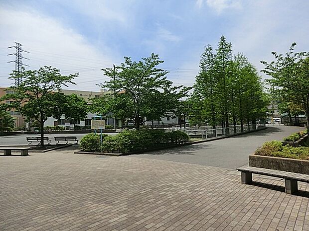 千年新町公園 850m 住宅街の中の緑に囲まれた公園。お子様が走り回れる広場や遊具、木陰で休めるベンチがございます。