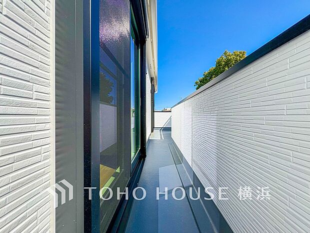 心地よい陽射しや暖かな風を楽しむことが出来るバルコニー。