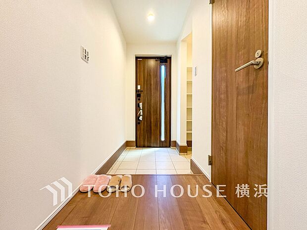 上質感漂う玄関と廊下。居住者の帰り、訪れる方を優しく迎えてくれます。