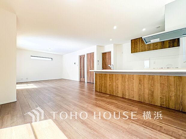 忙しい朝でも、しっかり家族が揃って食事をして頂けるゆとりある大きさのダイニングスペース