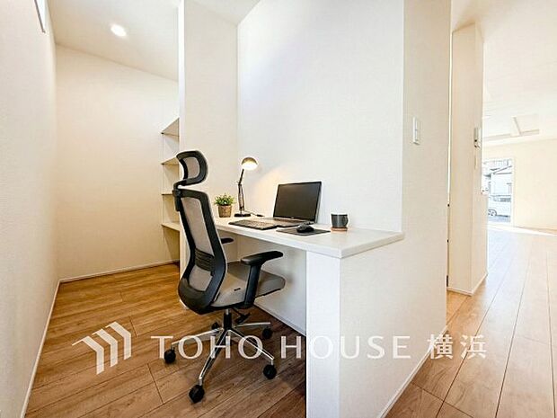 ちょっとしたデスクワークにもマルチに利用可能なワークスペース。(家具・装飾品はAI加工です)