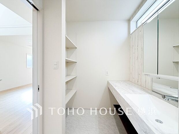 小窓が設置され、湿気がこもりやすい室内の換気・採光に配慮されています。