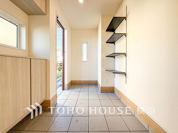 帰り着くたびに洗練されたテイストの空間に迎えられ誇りと喜びを感じる玄関まわりです。