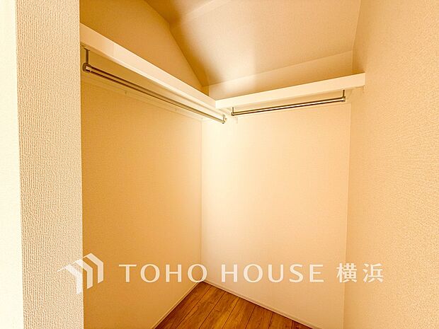 ウォークインクローゼットは家族みんなの衣類が収納できるよう広めに設計。