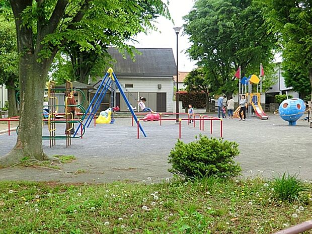 橋戸南公園 200m 住宅街に立地する見通しの良い公園。複合遊具やブランコ、お砂場もあり、毎日の遊び場におすすめです。