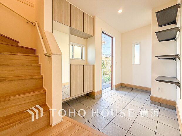 各フロアを結ぶ階段。集いの空間と一人の時間を楽しむプライベートルームをバランスよく繋いでいます。