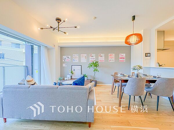 豊かな光が照らすこの場所は、たわいもない会話を楽しみ、ゆったりとした時間を過ごす場所。