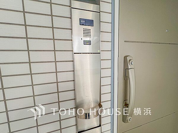 誰が来てもわかる様にモニター付きインターホンを設置。快適と安らぎを合わせた優しい設計。