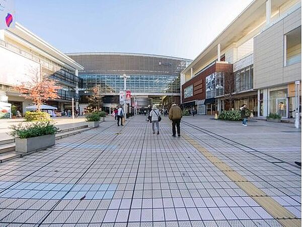 たまプラーザ駅 （東急田園都市線）　1040m　「渋谷」駅へ急行利用で約20分。周辺はおしゃれな住宅街として知られています。
